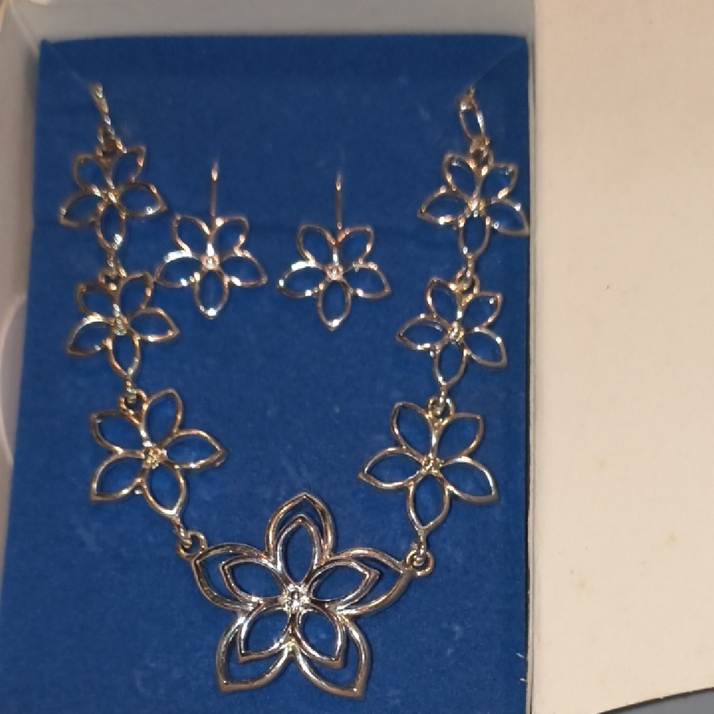 Avon Open Petal Flower Necklace and Earring Set
